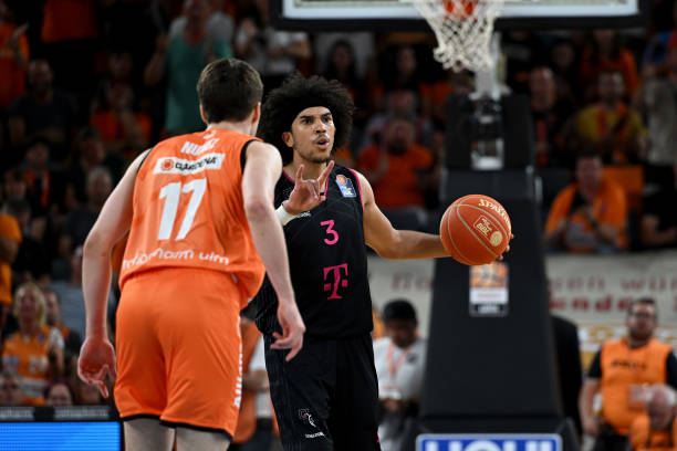 犯显示出对 犯显示出对